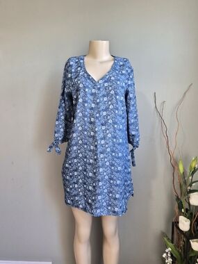 W wrapper dress Blue Floral Dress Size Small